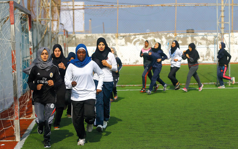 فتيات الفريق النسوي للبيسبول في غزة تغلّبن على نظرة المجتمع. الإمارات اليوم