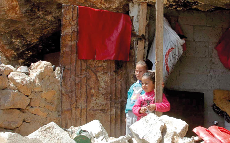 أطفال عائلة نصاصرة يعيشون حياة قهرت براءتهم حيث حُرموا المأوى والدراسة.