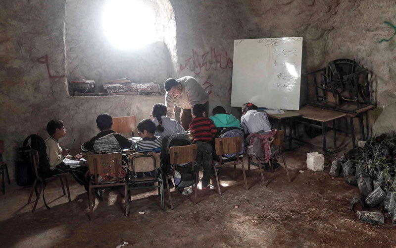 تحويل بعض الكهوف إلى فصول دراسية بعد هدم مدرسة خربة طانا. الإمارات اليوم