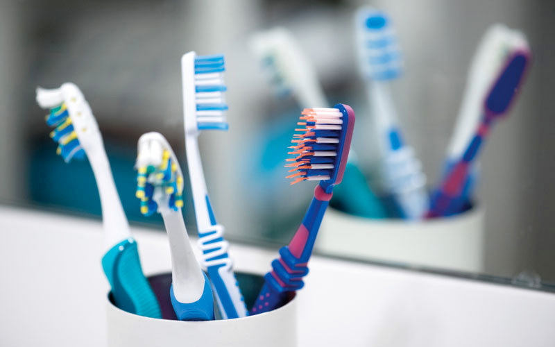 أطباء:  تغيير فرشاة الأسنان كل 6 أسابيع ضروري