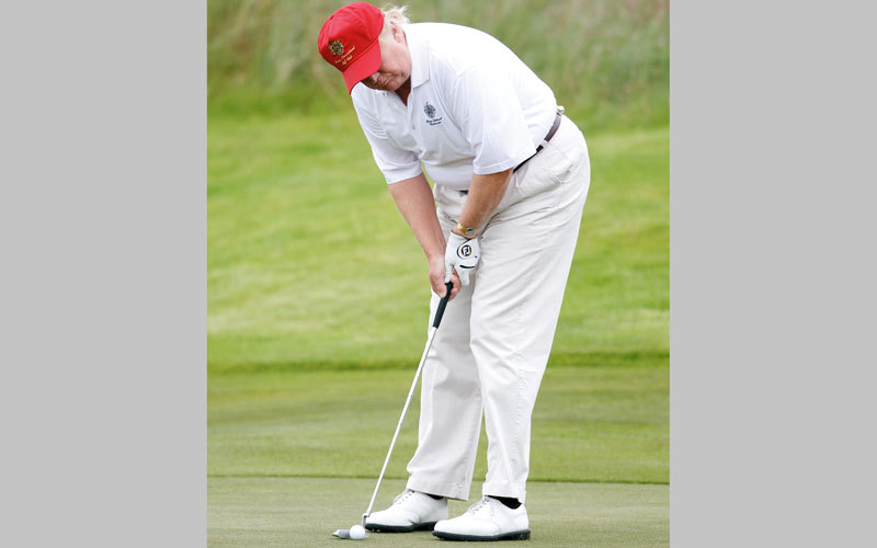 ترامب يمارس هوايته «الغولف» في ملعبه قبل أن يصبح رئيساً.  غيتي