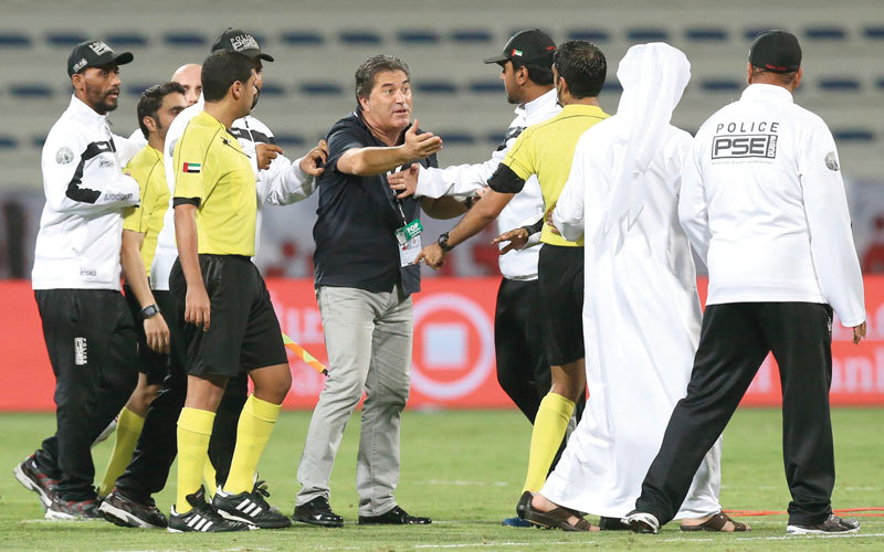 مدرب الشارقة بيسيرو يعترض على الحكم محمد عبدالله حسن. تصوير: أسامة أبوغانم