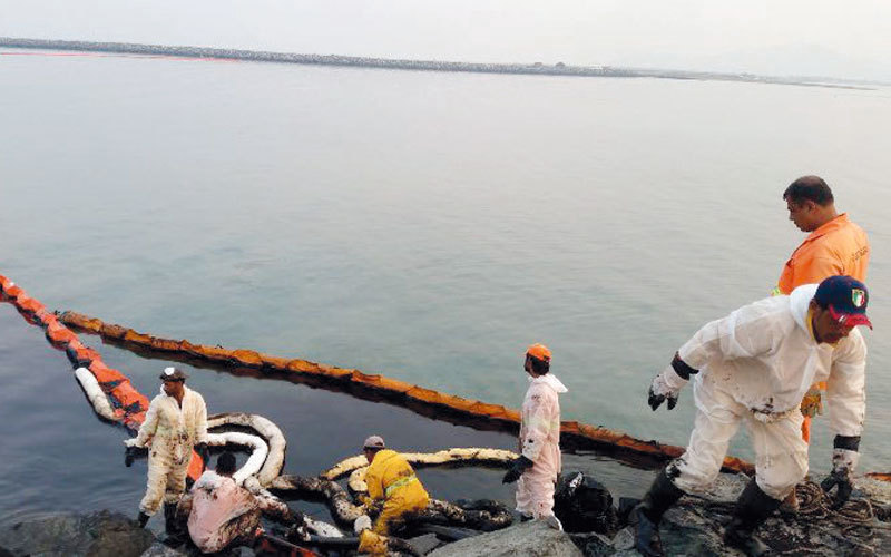 فرق الطوارئ تواصل عملياتها لمكافحة انتشار بقع الزيت المتسربة. الإمارات اليوم