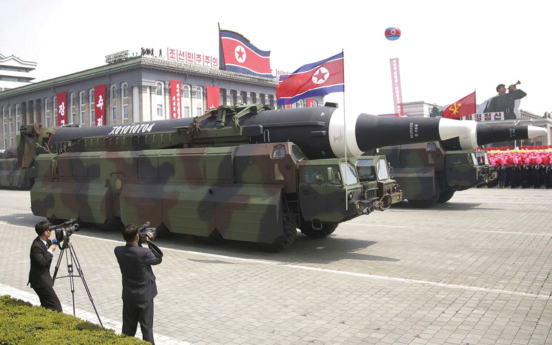 صواريخ بالستية عابرة للقارات تعرضها كوريا الشمالية في ساحة كيم أيل يونغ في مواجهة الحشد  الأميركي.  أ.ب