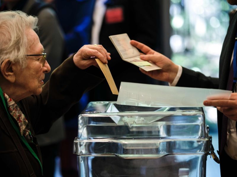 متى تصدر النتائج؟يحظر القانون الفرنسي نشر أي نتائج باستثناء تلك المتعلقة بنسب المشاركة، قبل انتهاء عمليات التصويت الأحد في تمام الساعة الثامنة، لتفادي التأثير على الناخبين.