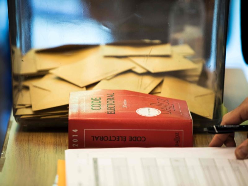 كيف يجري الاقتراع؟ثمة 46,97 مليون ناخب مدرجون على اللوائح الانتخابية، بينهم 1.3 مليون يقيمون خارج فرنسا