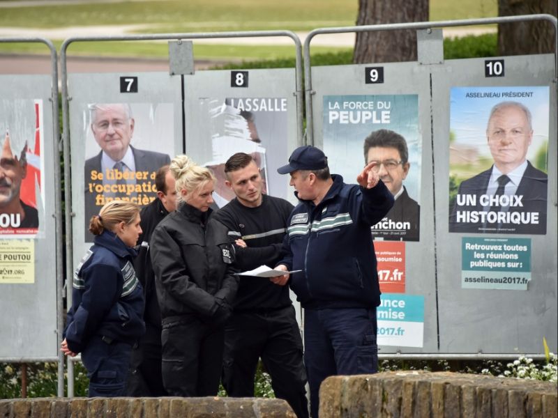 وتجرى الانتخابات وسط إجراءات أمنية مشددة بعد ثلاثة أيام على هجوم الشانزيليزيه وسط العاصمة باريس الذي أسفر عن مقتل شرطي.