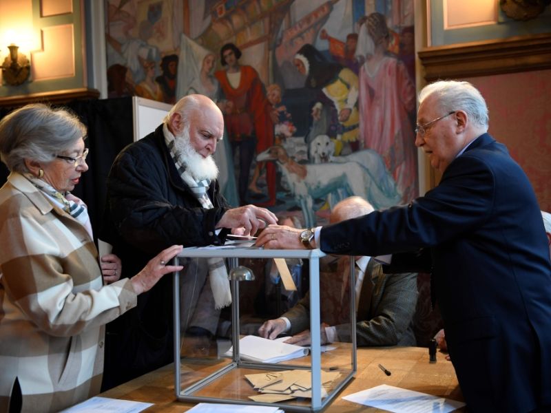 تقول معظم الاستطلاعات أن خلال الجولة الثانية بين "لوبان" و"ماكرون"، من المحتمل أن يحقق "ماكرون" فوزا على "لوبان".