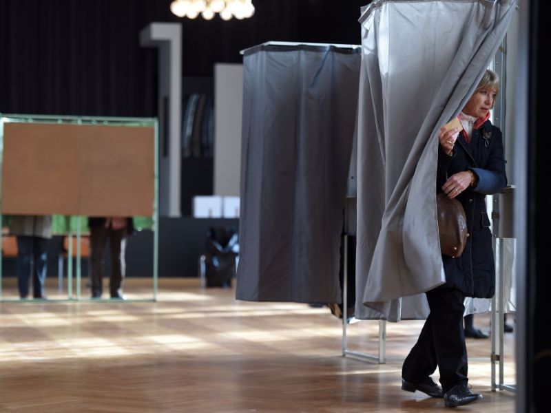 يتم تنصيب الرئيس الجديد في موعد أقصاه 14 مايو، تاريخ انتهاء ولاية فرنسوا هولاند.