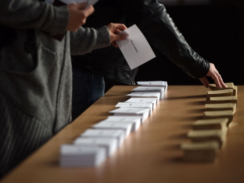 من أصل 11 مرشحا، تشتد المنافسة بين أربعة منهم يتصدرون نوايا الأصوات، في طليعتهم الشاب إيمانويل ماكرون، ومرشحة اليمين المتطرف مارين لوبان، يتبعهما بفارق طفيف المحافظ فرانسوا فيون، وزعيم اليسار الراديكالي جان لوك ميلانشون