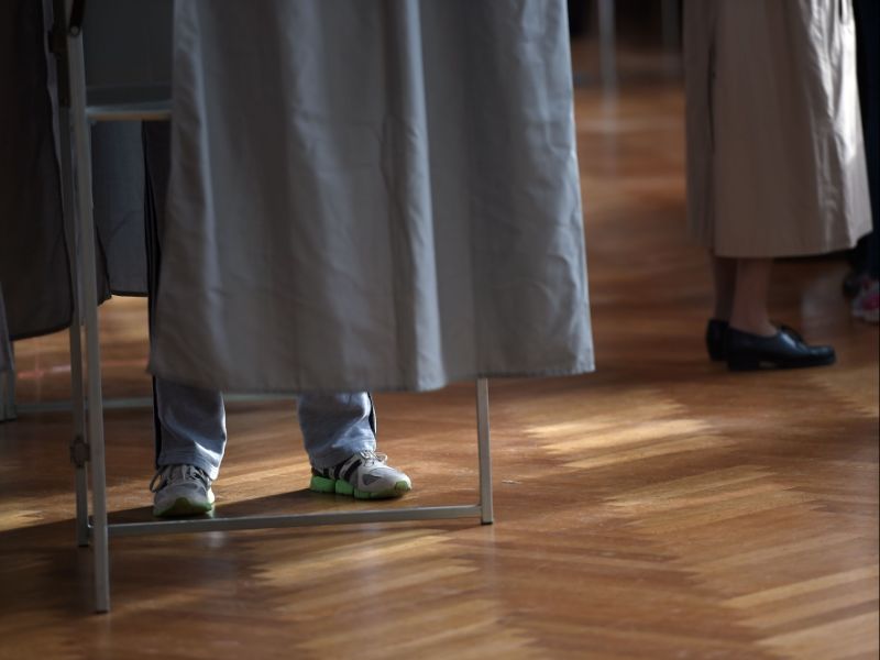 لم ينتخب أي مرشح من الدورة الأولى منذ اعتماد فرنسا نظام الاقتراع العام المباشر العام 1962.