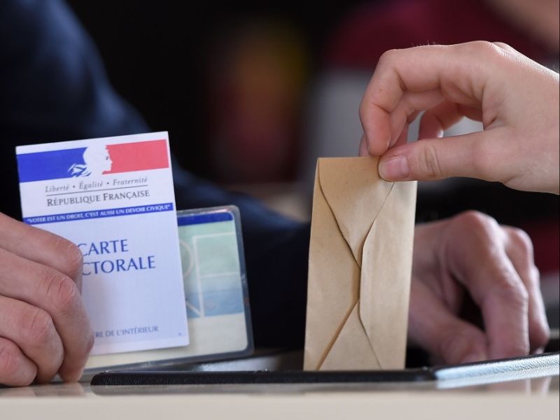 تختار فرنسا اليوم  رئيسا جديدا في معركة انتخابية ستحدد مستقبل البلاد، وذلك عقب تصويت بريطانيا لصالح الخروج من الاتحاد الأوروبي وانتخاب دونالد ترامب رئيسا للولايات المتحدة.