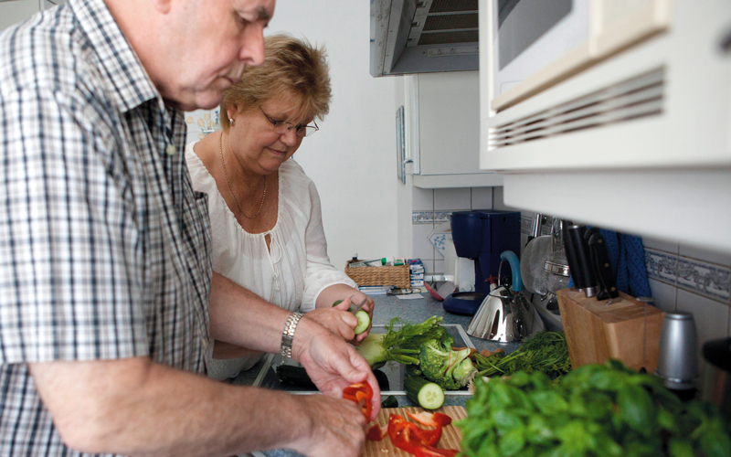 من يحافظون طوال حياتهم على نظام غذائي متوازن يشعرون‬ بتغيرات قليلة مع التقدم في العمر. د.ب.أ
