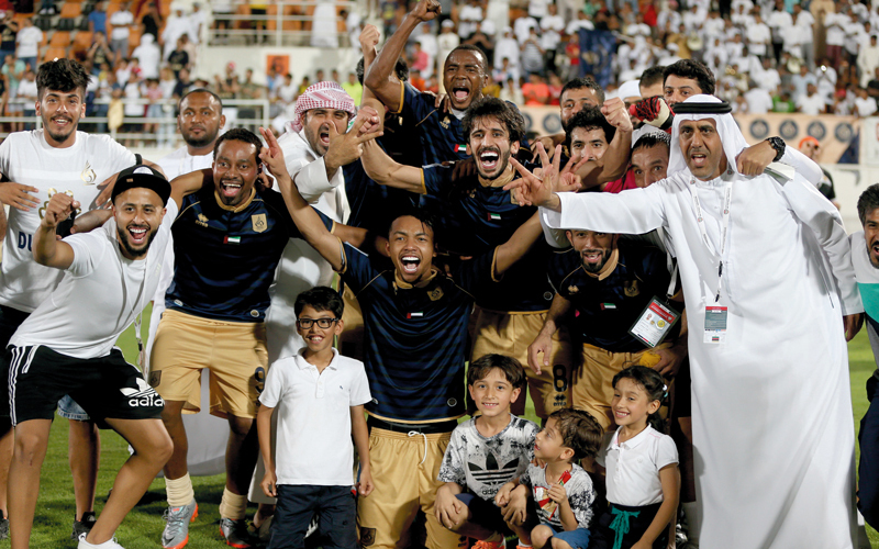 فريق دبي يحتفل بالفوز على عجمان والتأهل إلى دوري الخليج العربي. تصوير: أسامة أبوغانم