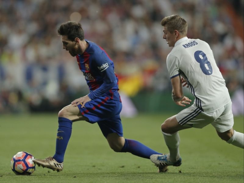 وعزز ميسي صدارته لقائمة هدافي المسابقة هذا الموسم رافعا رصيده إلى 31  هدفا مقابل 23 هدفا لزميله الأوروجوياني لويس سواريز في المركز الثاني  بالقائمة.