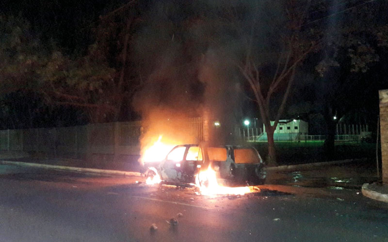 سيارة محترقة بسبب المواجهات. أ.ف.ب