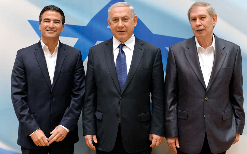 رئيس الوزراء الإسرائيلي بنيامين نتنياهو بين رئيس «الموساد» السابق تامير باردو (يمين) والحالي يوسي كوهين. أرشيفية