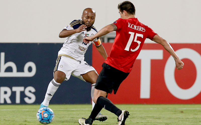 مطر يحاول تخطي لاعب الريان كاسيريس. تصوير: إريك أرازاس