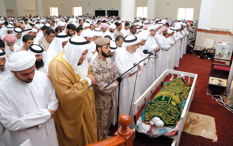 خلال الصلاة على جثمان الشهيد الرقيب عبدالله محمد عيسى الحمادي بمسجد عمر بن الخطاب. الإمارات اليوم