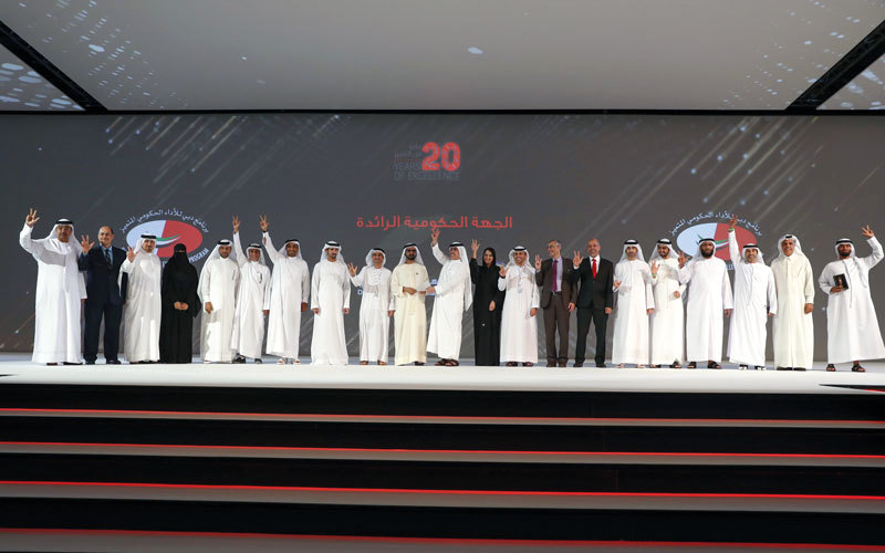 محمد بن راشد يتوسّط الفائزين بجوائز برنامج دبي للأداء الحكومي المتميز في دورته الـ20. من المصدر