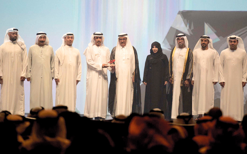 حمدان بن راشد يتوسط الفائزين بجوائز «الأداء التعليمي المتميز». من المصدر