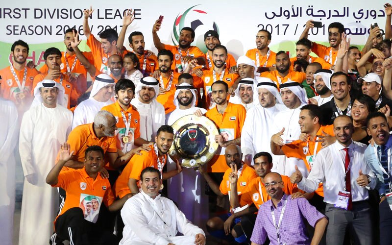 فريق عجمان يحتفل بدرع دوري الدرجة الأولى. تصوير: أسامة أبوغانم