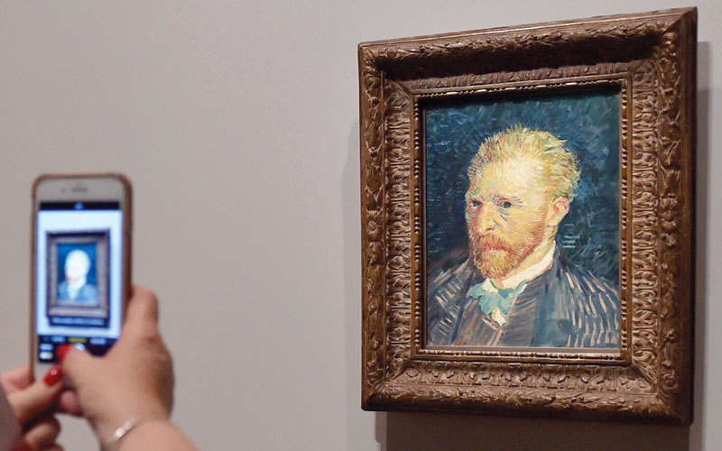 زائرة تلتقط صورة شخصية للفنان فينست فان جوخ، في معرض «فان جوخ والفصول»، وذلك قبل افتتاح المعرض في ملبورن، ويستعرض المعرض أكبر مجموعة من أعمال الفنان الراحل. أ.ف.ب