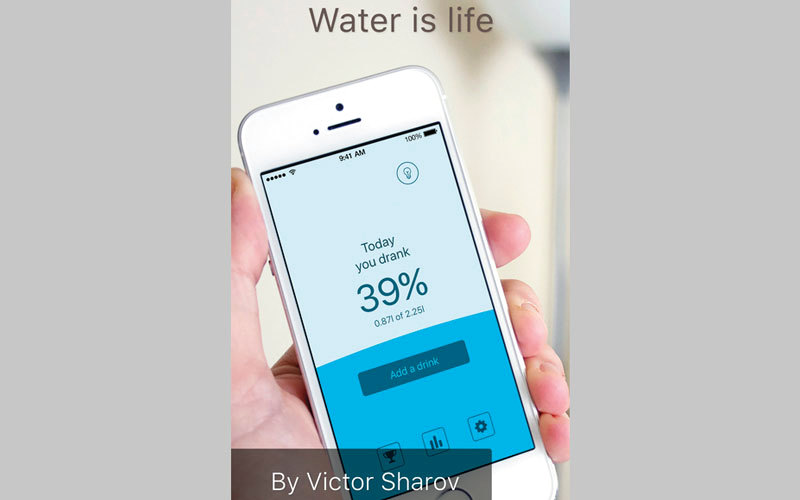 التطبيق يحتوي على ملمح تنبيه المستخدم إلى تناول الماء. من المصدر