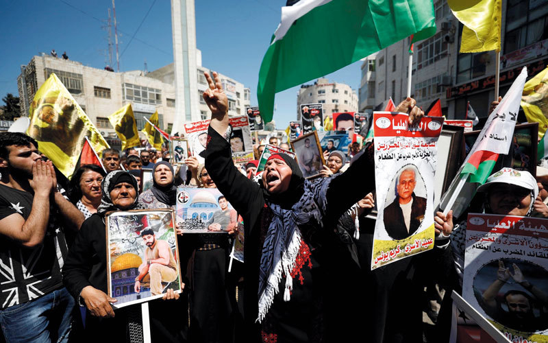 تظاهرة مؤيدة للسجناء المضربين عن الطعام في السجون الإسرائيلية. رويترز