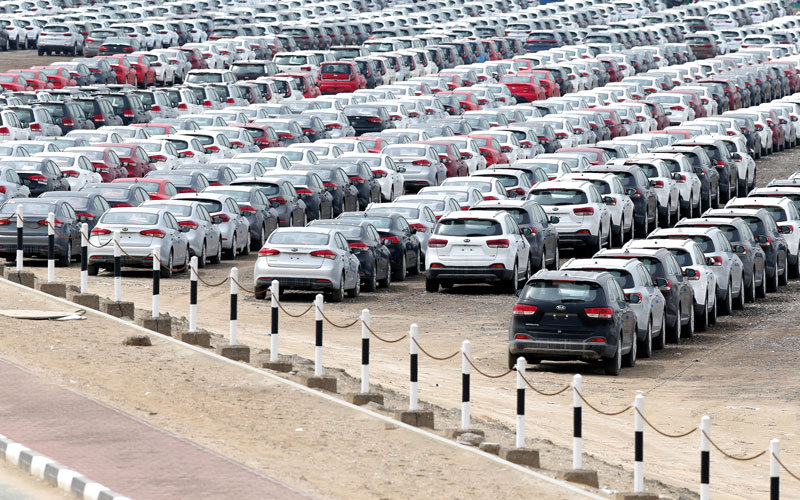 مسؤولون أكدوا أن بطء الاقتصادات العالمية أسهم في تخوف بعض المتعاملين من الإقبال على شراء سيارات جديدة. تصوير: باتريك كاستيلو