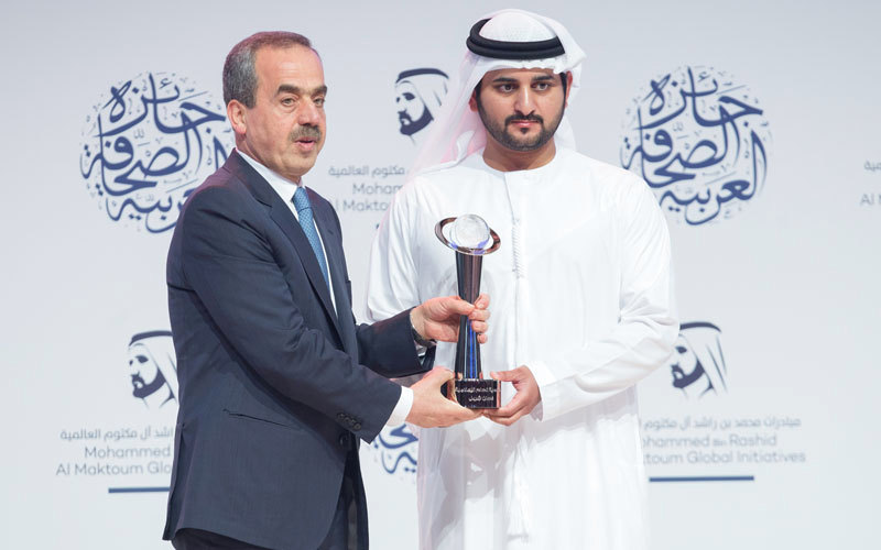 مكتوم بن محمد يسلّم جائزة «شخصية العام الإعلامية» للكاتب غسان شربل.تصوير: أحمد عرديتي