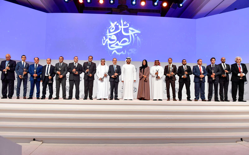 مكتوم بن محمد يتوسّط الفائزين بـ«جائزة الصحافة العربية» لعام 2017.

من المصدر