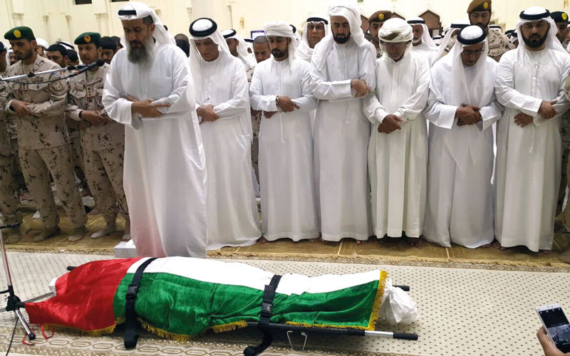 حاكم رأس الخيمة يؤدي صلاة الجنازة على جثمان الشهيد في مسجد الشيخ زايد. وام