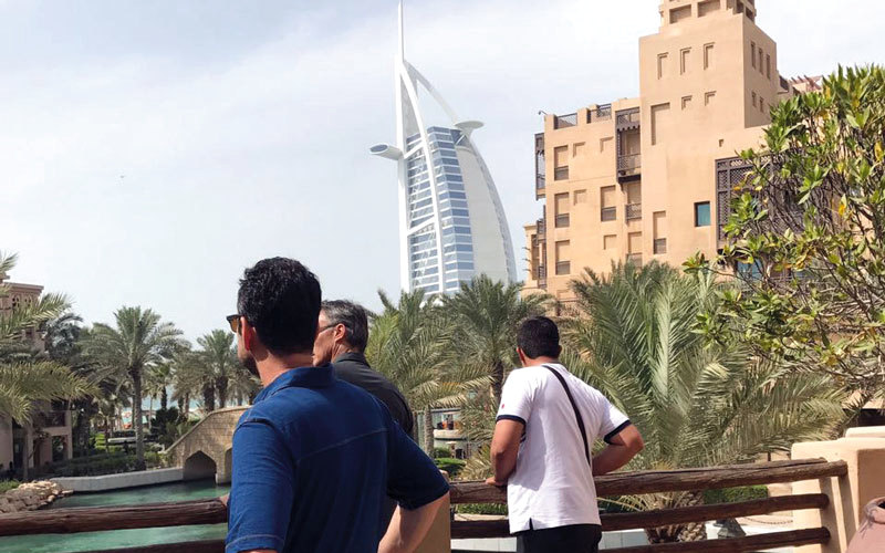 خلال جولة في عدد من مواقع دبي لاختيار أماكن التصوير. الإمارات اليوم