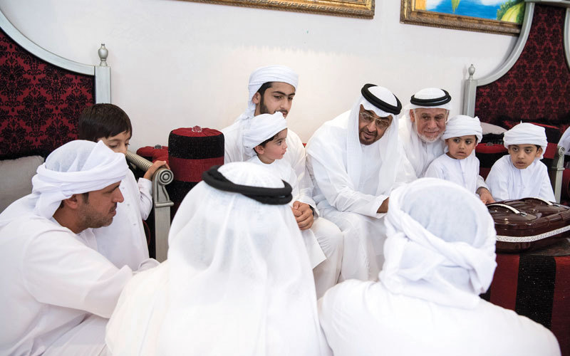 محمد بن زايد خلال تقديم واجب العزاء لأسرة الشهيد عبدالله الحمادي. وام