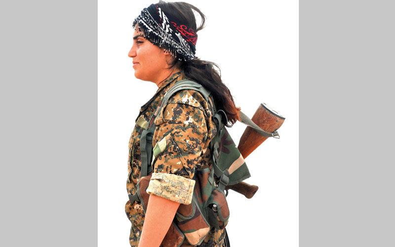 مقاتلة من «قوات سورية الديمقراطية».  أ.ف.ب
