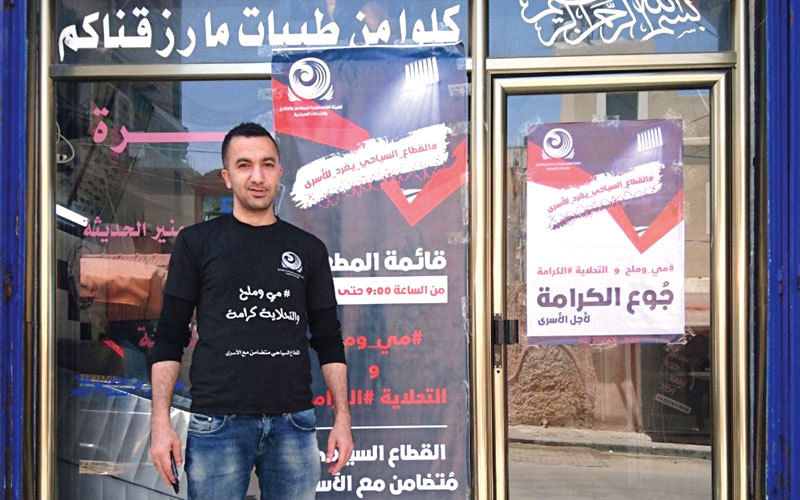 «ماء وملح والتحلاية كرامة» شعار يرتديه جميع العاملين في مطاعم غزة. الإمارات اليوم