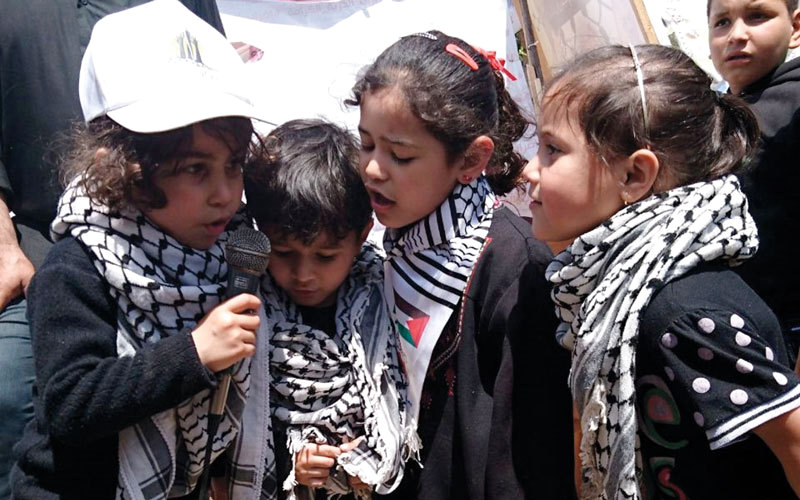 الطفلة مي الكباريتي (الثانية من اليمين) شربت الماء والملح  تضامناً مع الأسرى. الإمارات اليوم