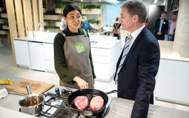 ..ويتلقى منها دروساً في الطهي. غيتي