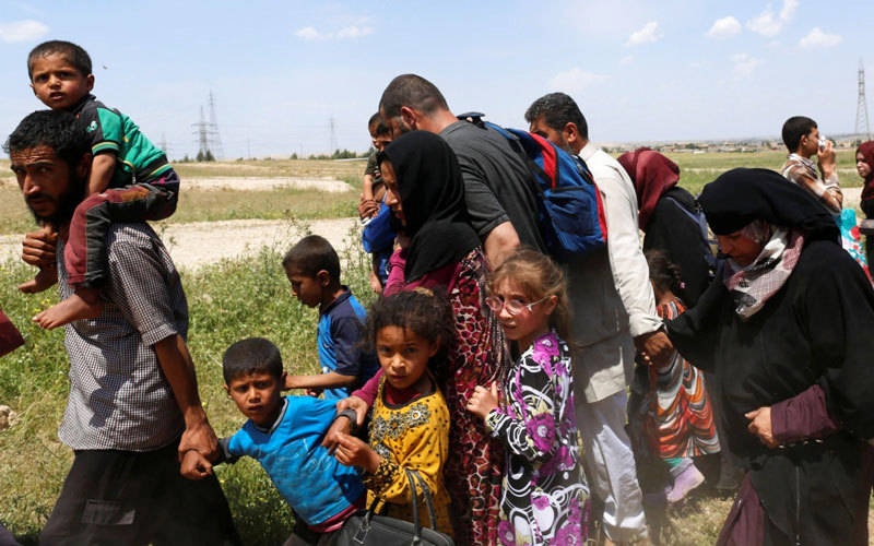 طوابير من النازحين، نساء وأطفال وكبار سن، تركوا منازلهم واضطروا لقطع مسافات طويلة سيراً على الأقدام ، والبعض على كرسي متحرك .. بكاء ودموع ونظرات خوف ترتسم على الوجوه خلال مسيرة الفرار بحثا عن مناطق آمنة.