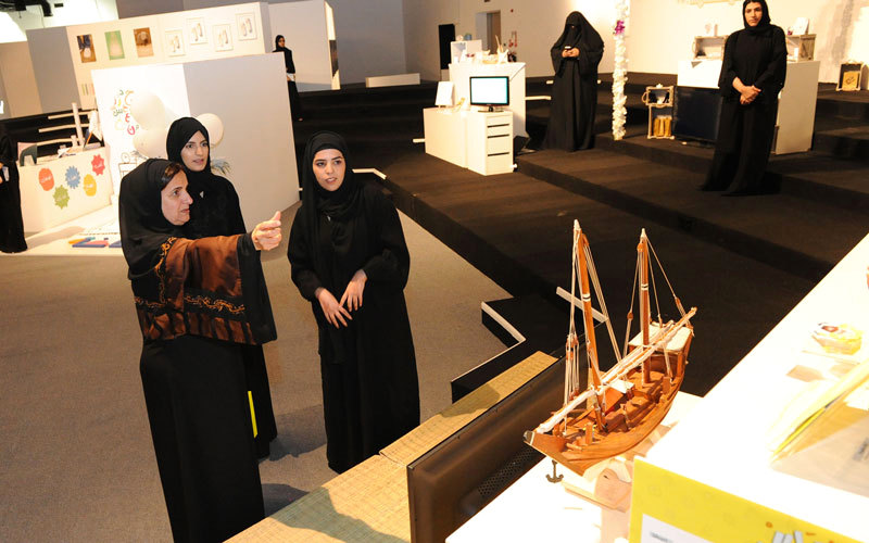 لبنى القاسمي تناقش إحدى الطالبات حول مشروعها في المعرض. من المصدر