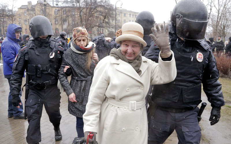 الشرطة الروسية تقتاد إحدى المتظاهرات. أ.ب