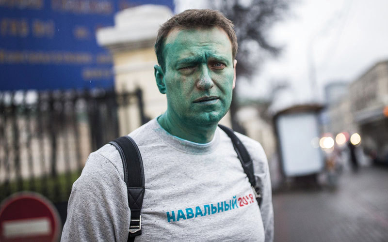 زعيم المعارضة ألكسى نافالنى تعرض للرش ببودرة خضراء  على جسده بعد خروجه من مؤتمر. أ.ب