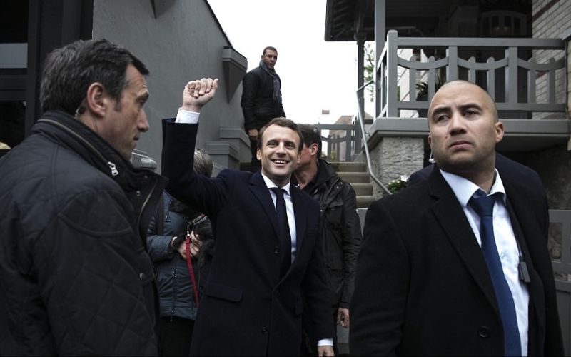 انضم بين 2006 و2009 للحزب الاشتراكي، ثم عين في 2012 نائباً للأمين العام لرئاسة الجمهورية الفرنسية لدى الرئيس فرانسوا أولاند،