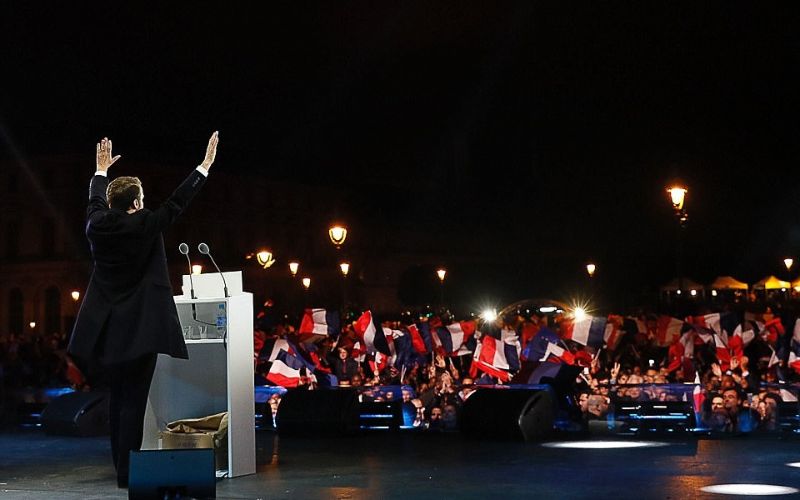 في أبريل 2016، أسس حزب إلى الأمام ذو التوجهات الوسطية. ثم في 16 نوفمبر، أعلن عن ترشحه للانتخابات الرئاسية الفرنسية 2017.