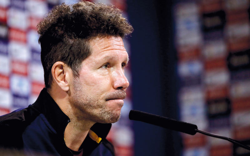 سيميوني يشحذ معنويات لاعبيه والجمهور منذ أسبوع للقاء الريال اليوم. إي.بي.إي