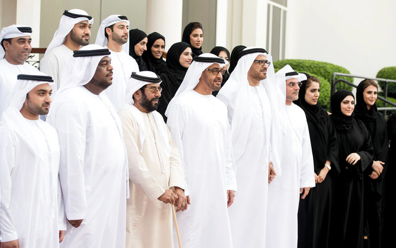 محمد بن زايد خلال استقباله وفداً من مركز الإمارات للدراسات والبحوث الاستراتيجية. وام