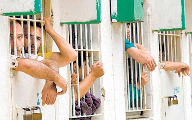 الأسرى يعانون سوء المعاملة في سجون الاحتلال. أرشيفية