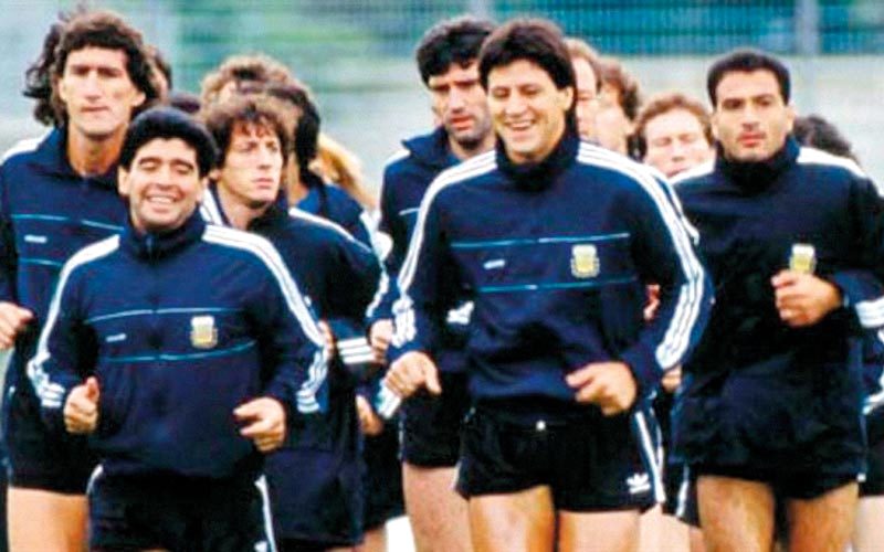 مارادونا (أقصى اليسار) وخلفه باوزا في منتخب الأرجنتين خلال مونديال إيطاليا 1990. أرشيفية