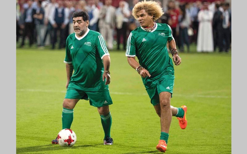 مارادونا مع النجم الكولومبي السابق فالديراما في لقاء استعراضي أول من أمس بالبحرين. أ.ف.ب
